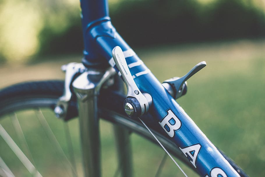 Close-up Photography Of Blue Bicycle Frame, focus on foreground HD wallpaper