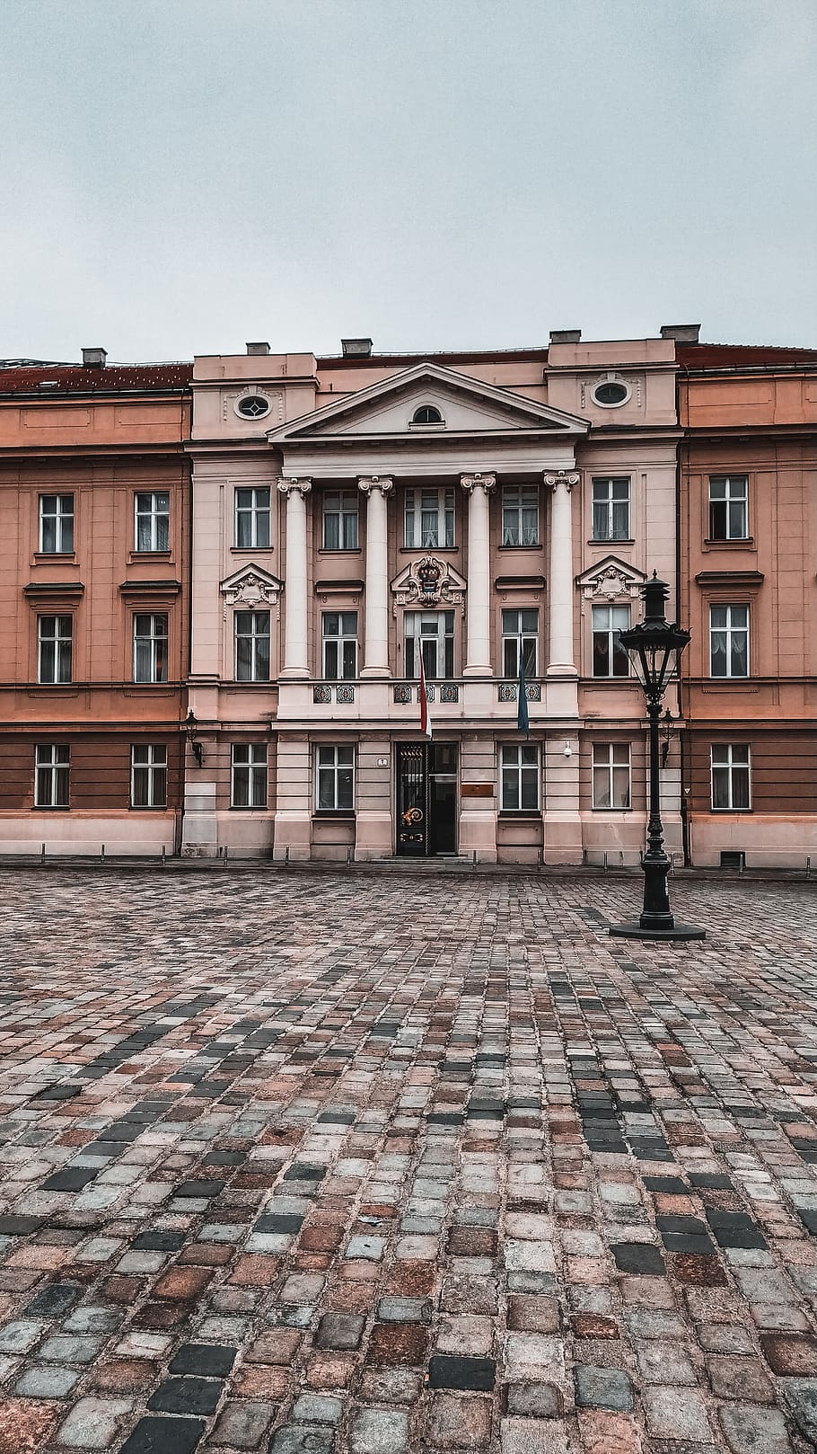 brown building, walkway, path, sidewalk, pavement, cobblestone HD wallpaper