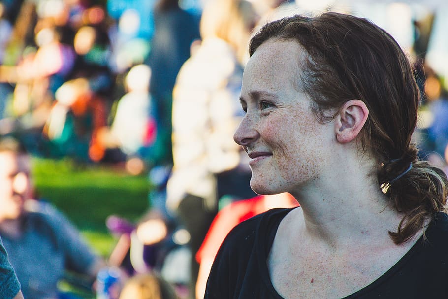 Woman Smiling Outdoor, blurred background, close-up, crowd, daytime HD wallpaper