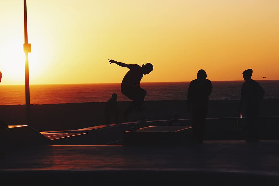 sunset, dusk, sky, summer, skateboarding, skateboarders, people HD wallpaper