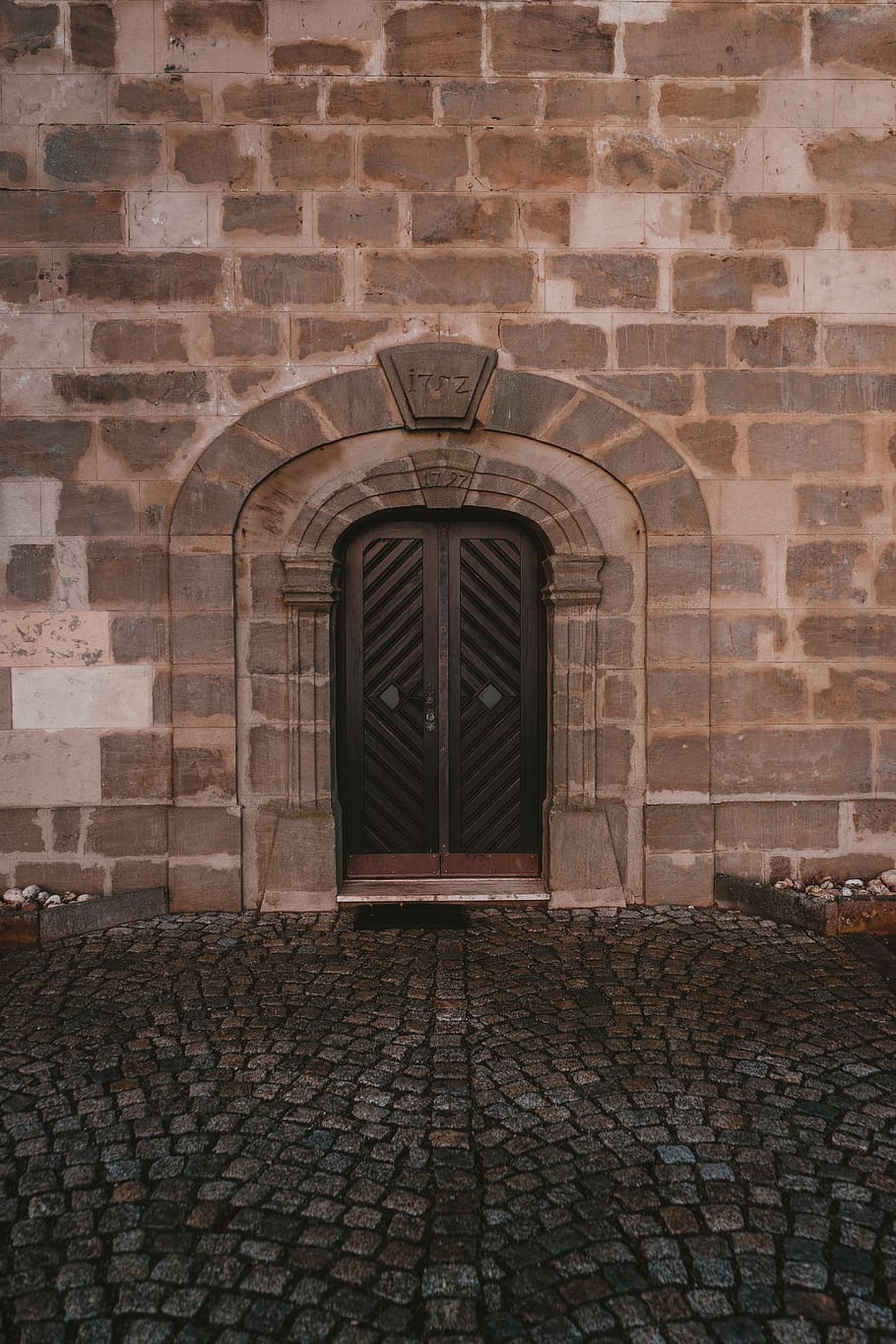 closed black doors, architecture, built structure, building exterior HD wallpaper
