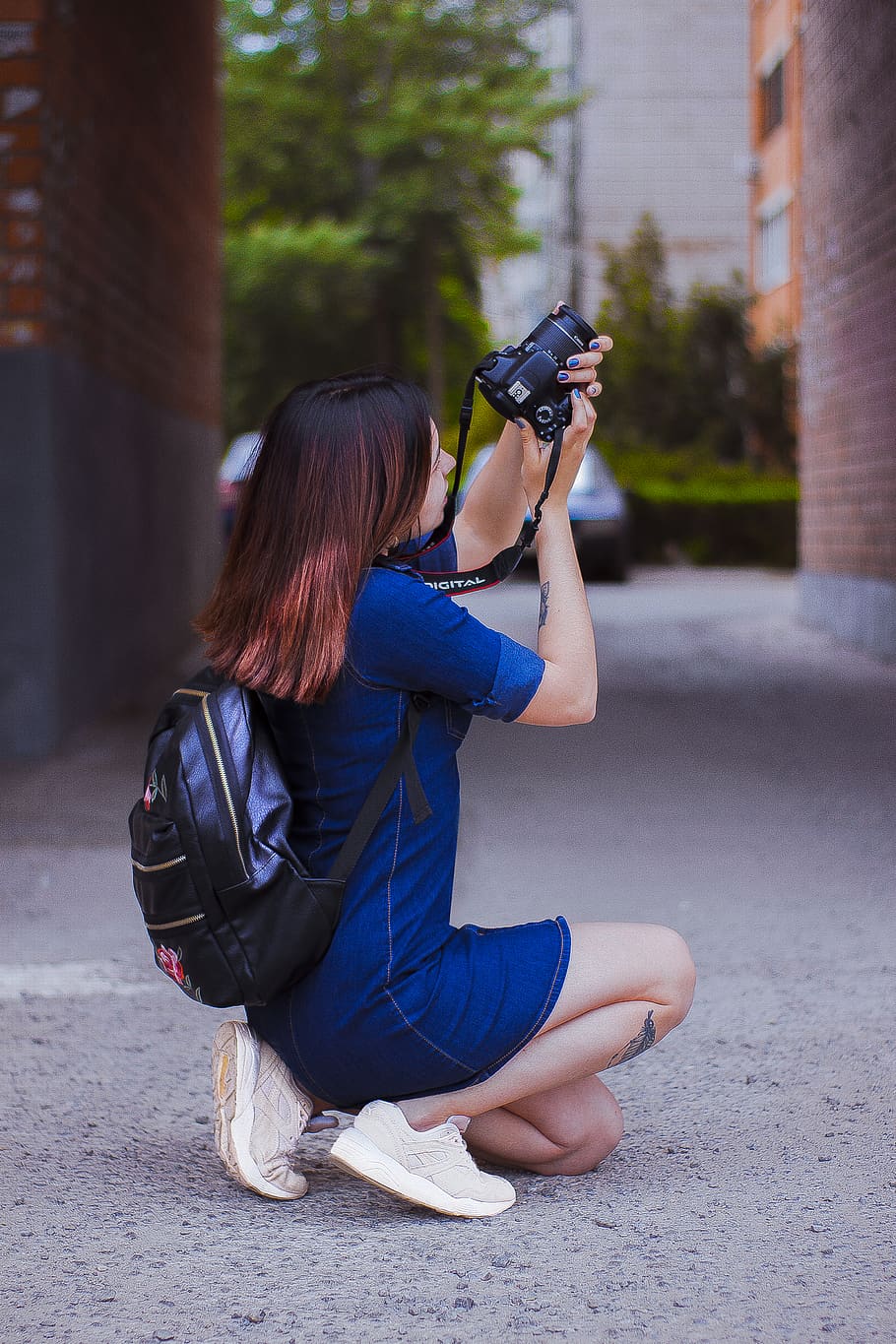 Photography of a Woman Kneeling While Taking a Picture, backpack HD wallpaper