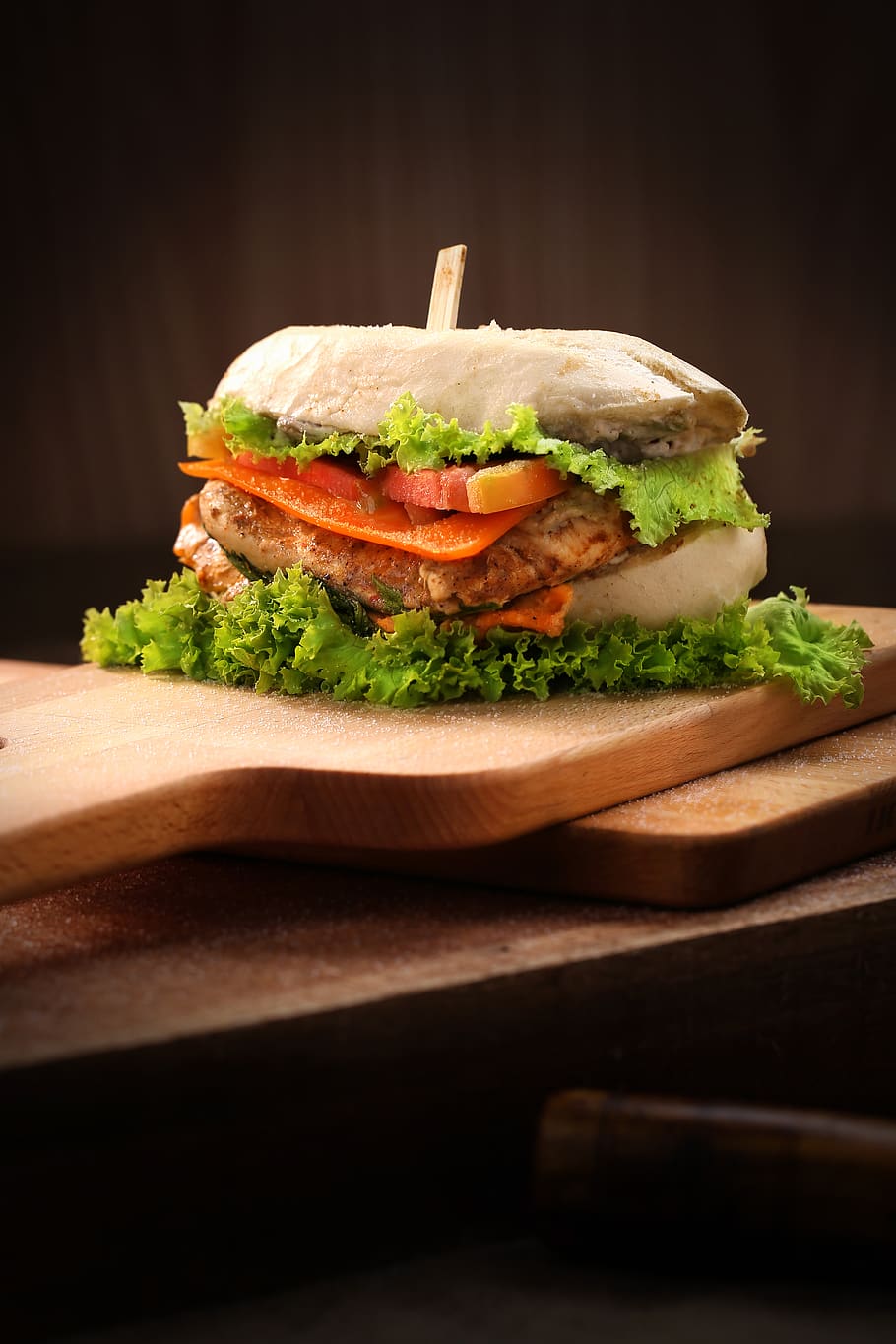 Cheese Burger on Brown Chopping Board, cheeseburger, delicious HD wallpaper