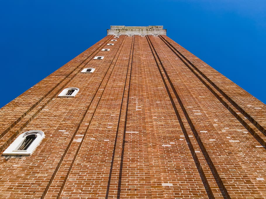 Гигантская кирпичная башня. Золотой кирпич башня. Башни под кирпич. Brick Tower.