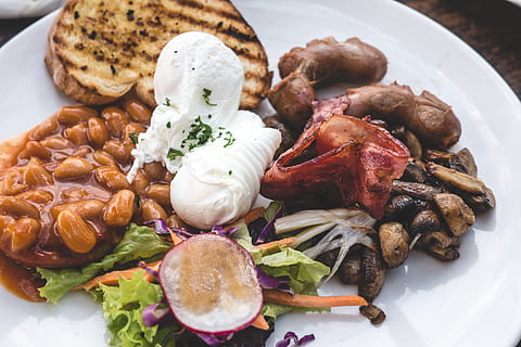 High protein brunch with poached eggs, beans and bacon, breakfast HD wallpaper