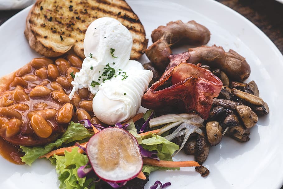 High protein brunch with poached eggs, beans and bacon, breakfast HD wallpaper