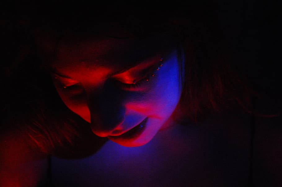 girl, night, bluelight, red light, purple, smile, makeup, cyberpunk, HD wallpaper