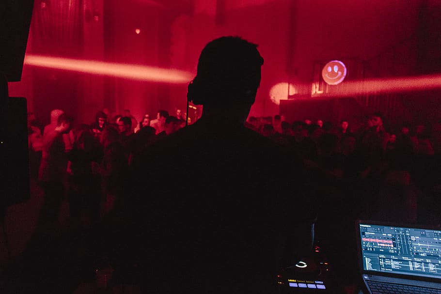 people gathered inside room, music, nightlife, arts culture and entertainment HD wallpaper