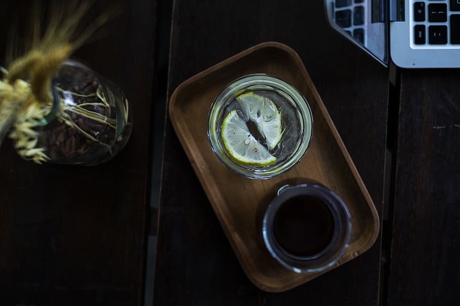 rectangular clear drinking glasses on rectangular brown tray HD wallpaper