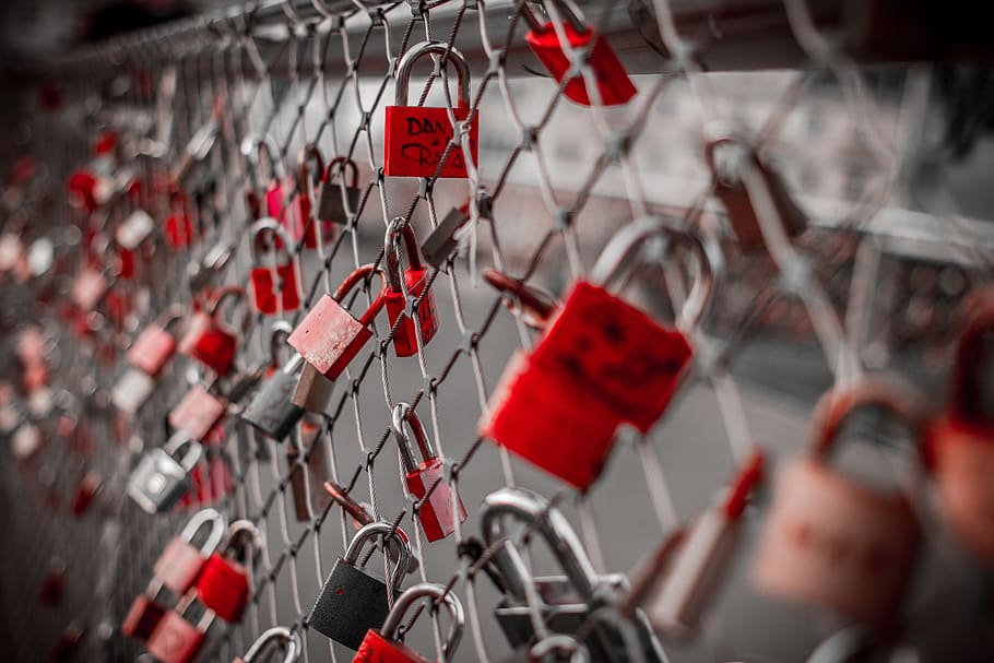 Red Padlock on Cyclone Fence, bridge, love, love locks, padlocks, HD wallpaper