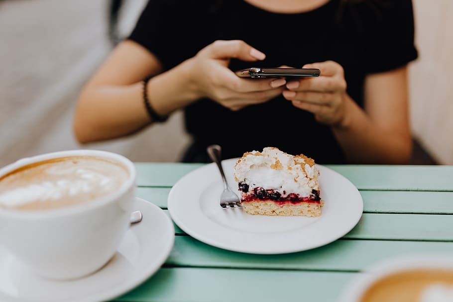 Drinking coffee and eating cake in a cafeteria, retaurant, lunch HD wallpaper