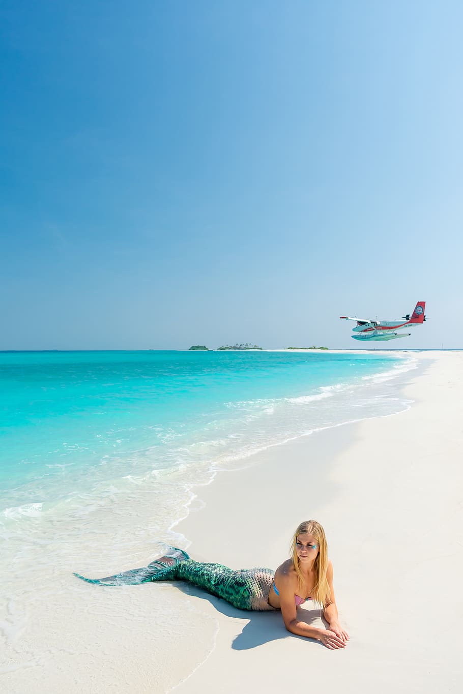 blonde-haired woman wearing green mermaid costume on seashore, HD wallpaper