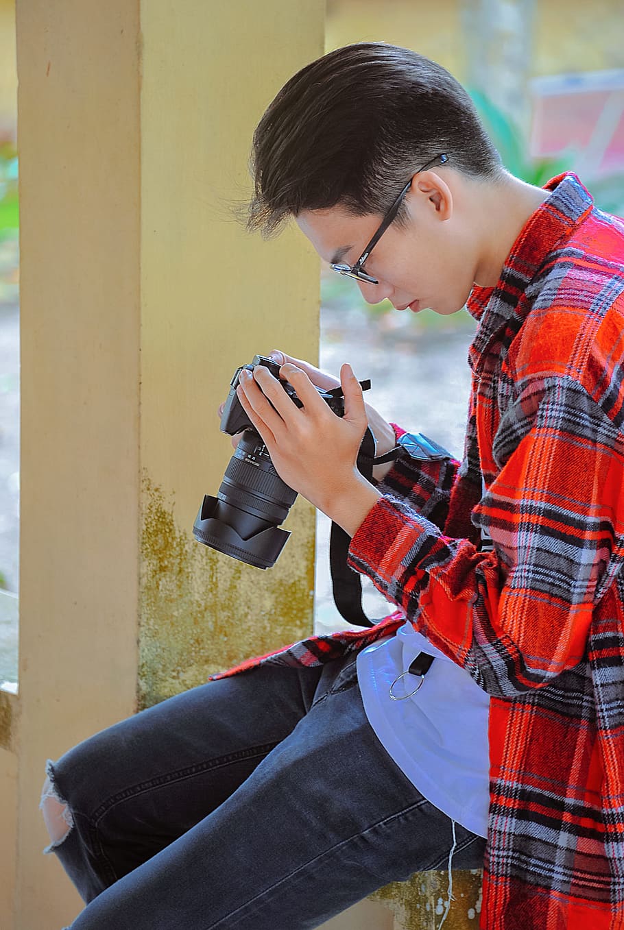 Photography of a Man Holding Black Camera, boy, casual, eyewear HD wallpaper