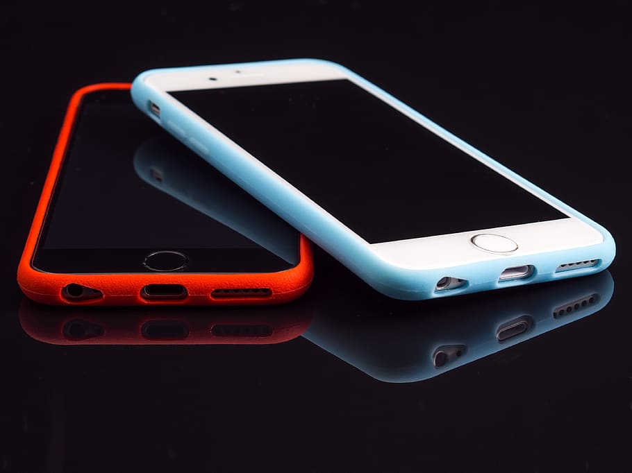 Silver Iphone 6 Beside a Space Gray Iphone 6, apple, devices HD wallpaper