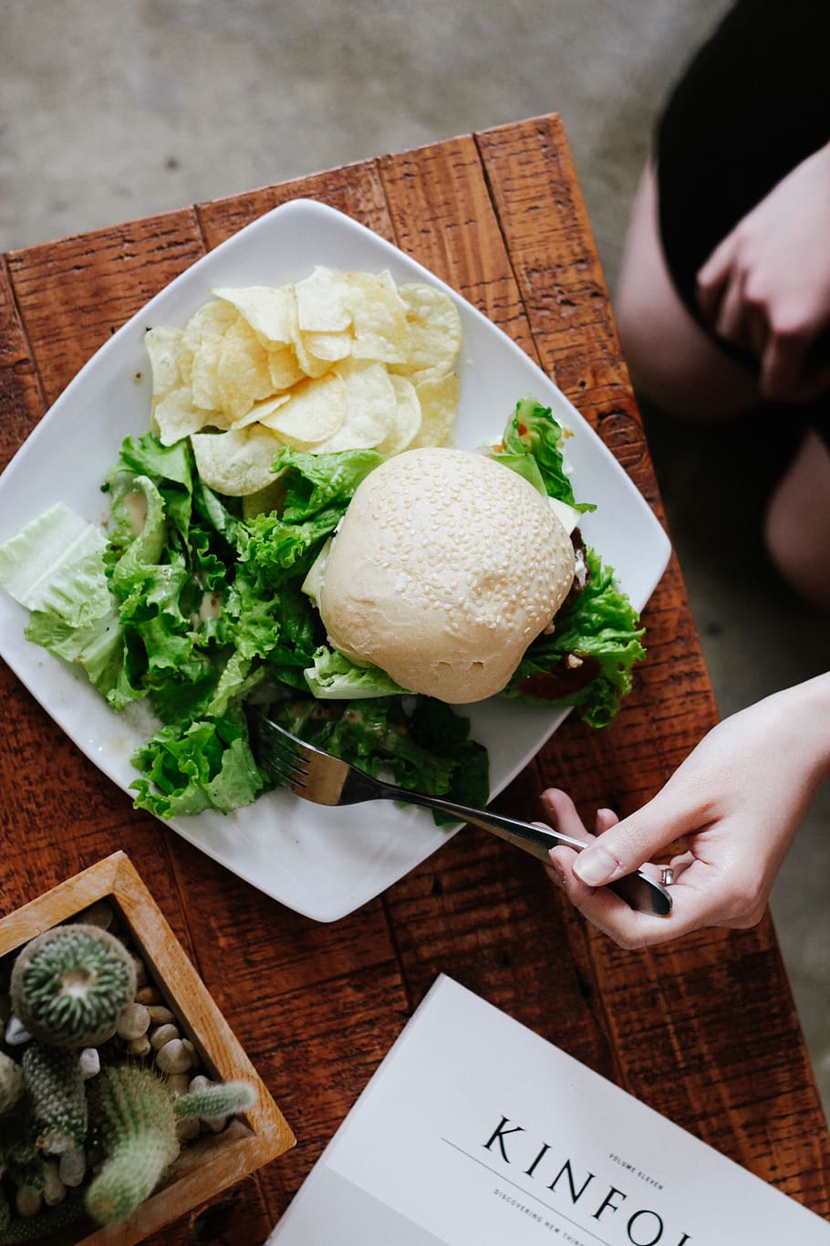 table, wood, plate, vegetable, vegetarian, bread, green, chips HD wallpaper