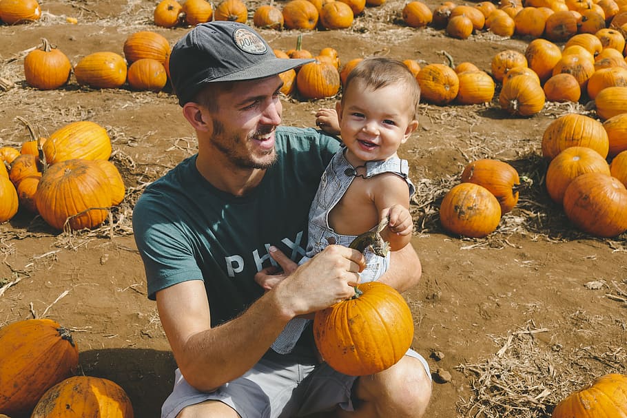 smiling man carrying toddler boy while holding pumpkins, dad HD wallpaper