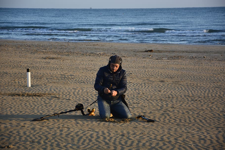 beach, man, treasure hunter, sea, real people, land, full length HD wallpaper