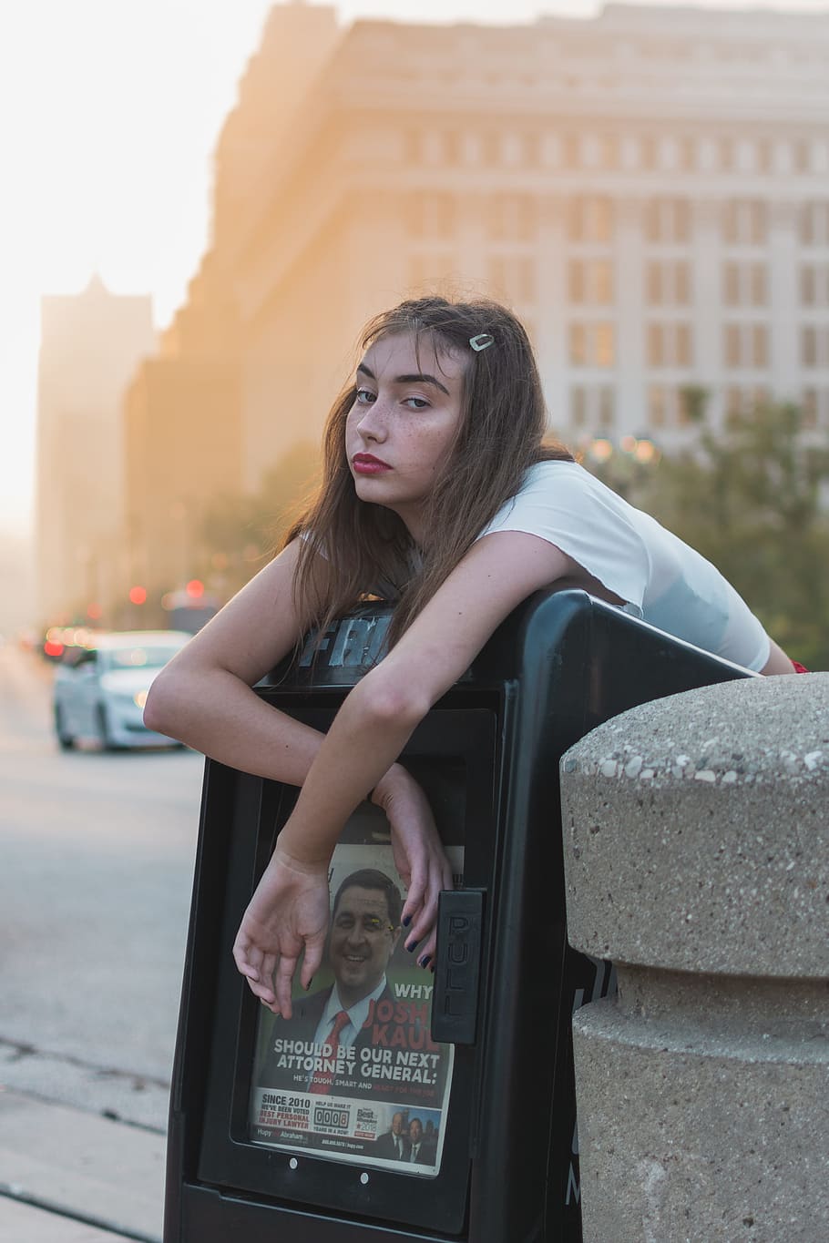 woman hanging on post, wisconsin, slouch, dusk, city, milwaukee HD wallpaper