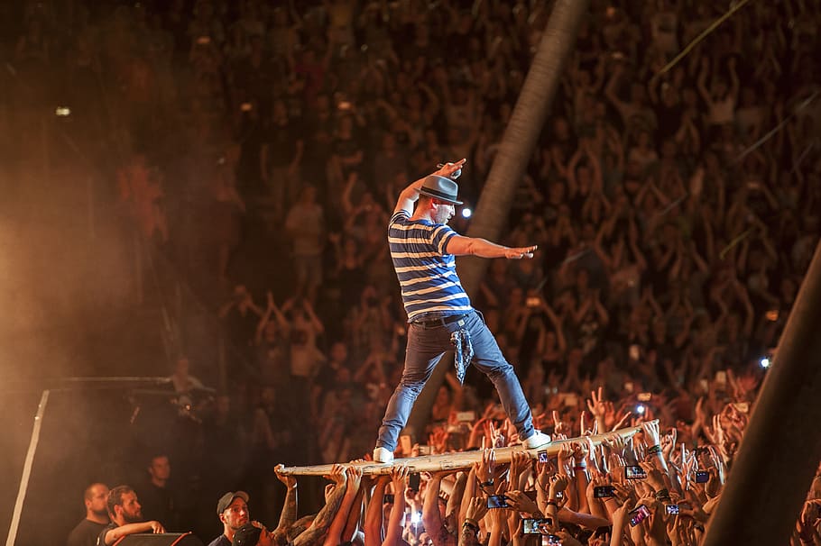 man standing on board, real people, crowd, group of people, enjoyment HD wallpaper