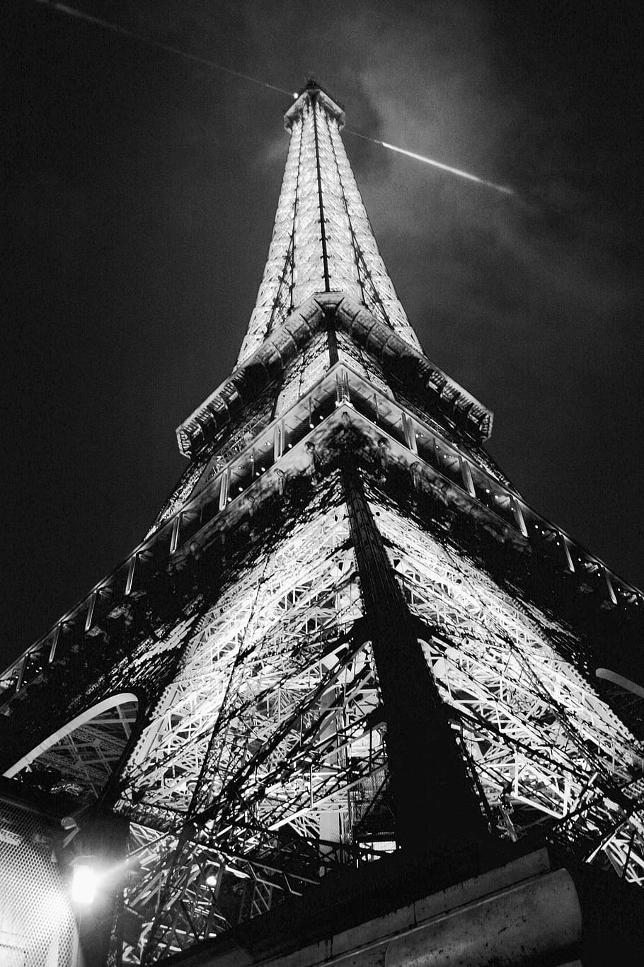 Aggregate 71+ eiffel tower black wallpaper best - xkldase.edu.vn