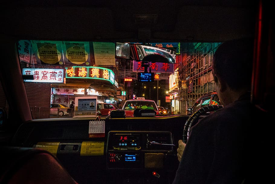 person driving vehicle at night-time, kowloon, volant, ville