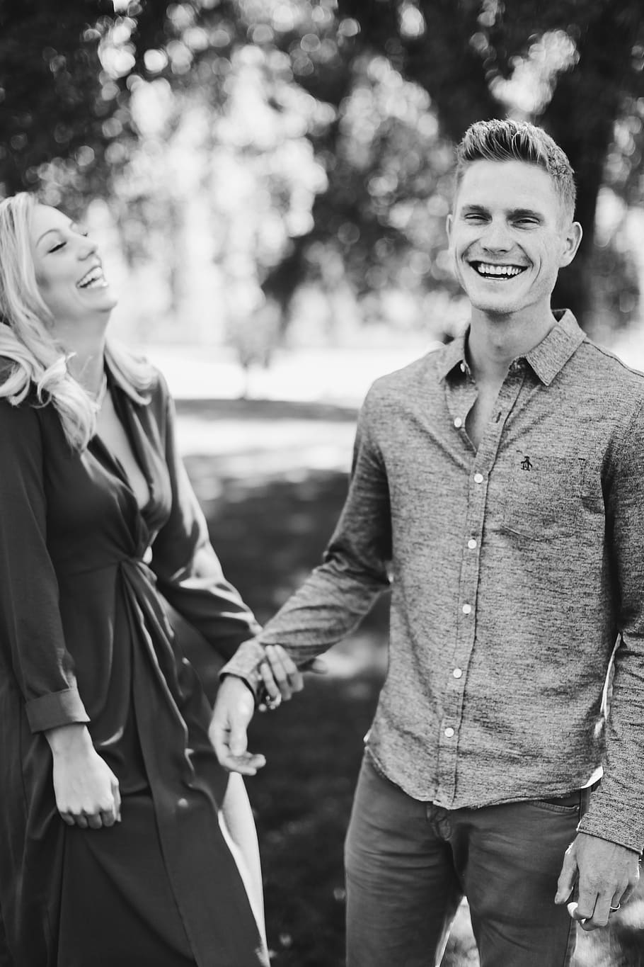 Grayscale, smiling, emotion, real people, women, happiness, two people HD wallpaper