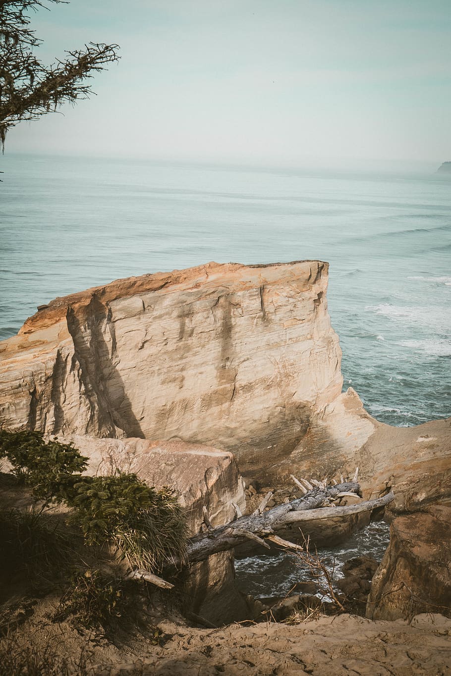 gray rock formation during daytime, cliff, outdoors, nature, cape kiwanda HD wallpaper