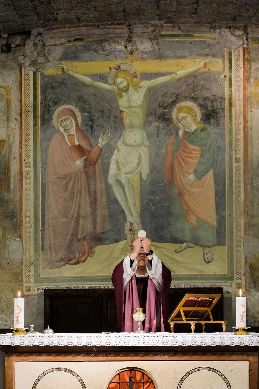 priest raising a white bread on stage, human representation, art and craft HD wallpaper