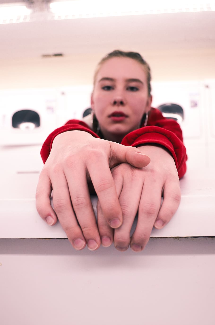 laundry room, closeup, red, focus, hands, white, fashion, blush HD wallpaper