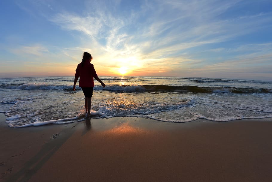 sunset, ocean, sea, beach, water, clouds, sky, silhouette, people HD wallpaper