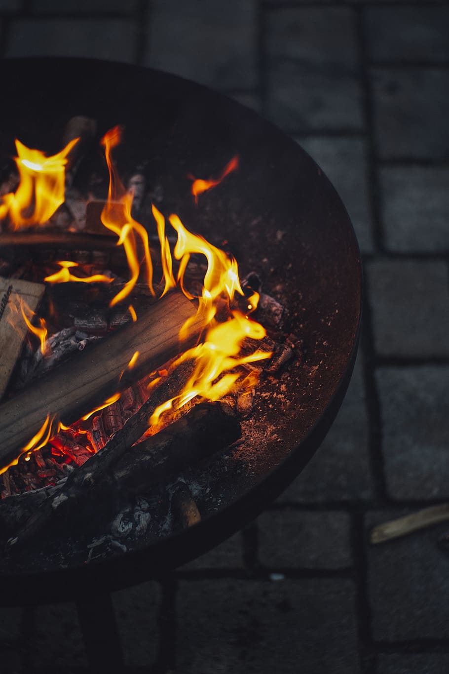 burning firewoods, close-up, dark, flames, night, outdoor, outside HD wallpaper