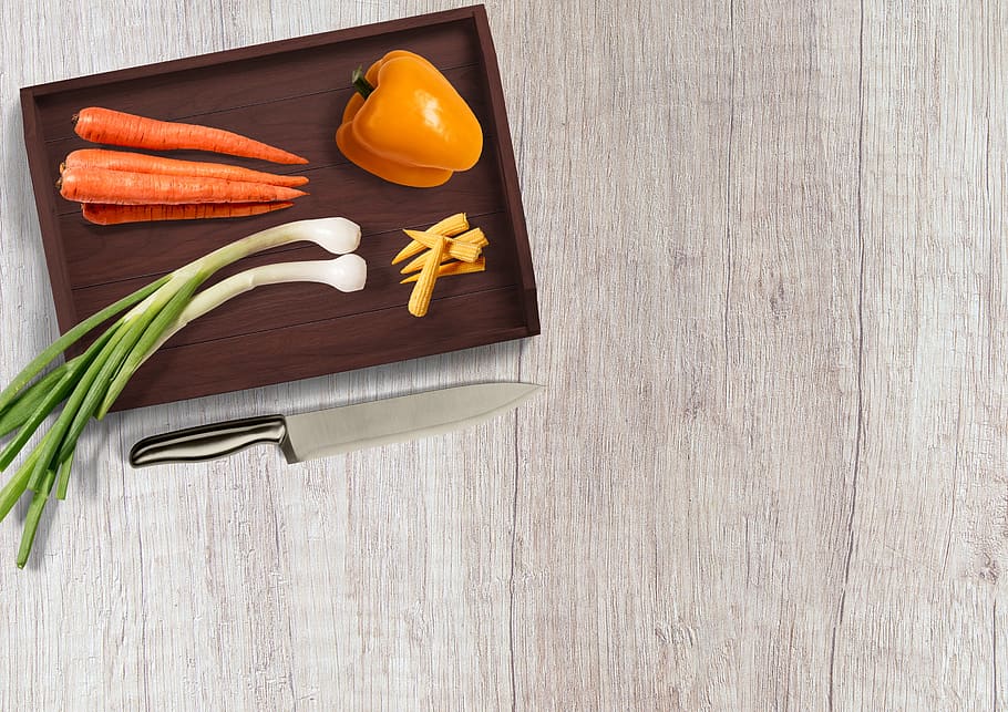 knife, vegetables, tray, paprika, carrots, onions, spring onions HD wallpaper