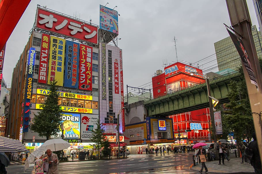 people-on-sidewalks-in-rainy-city-street.jpg