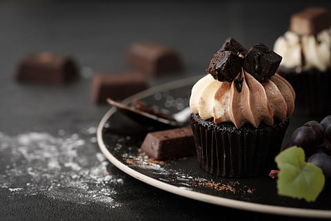 Shallow Focus Photography of Chocolate Cupcakes, bake, baked HD wallpaper