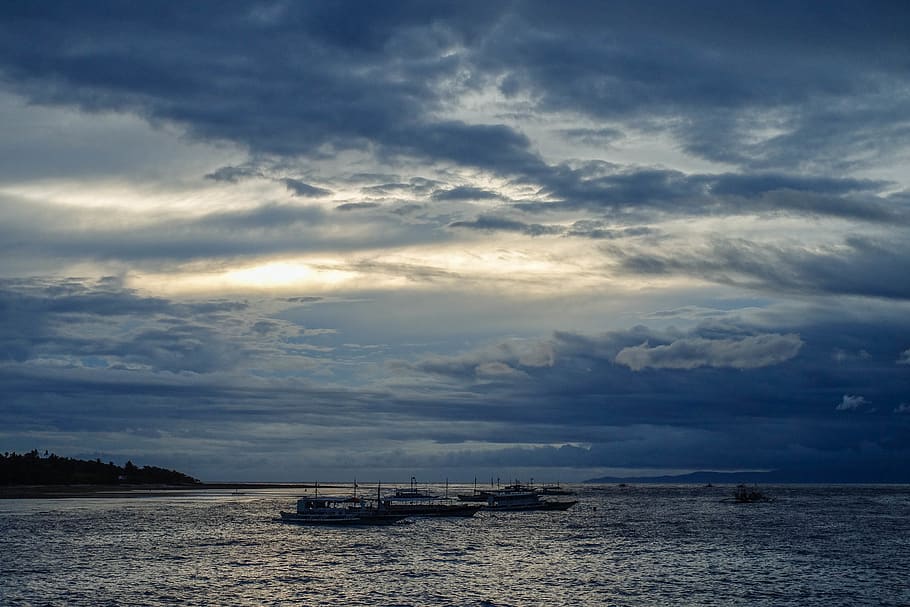 Ships on Body of Water during Cloudy Daytime, beach, boats, clouds HD wallpaper