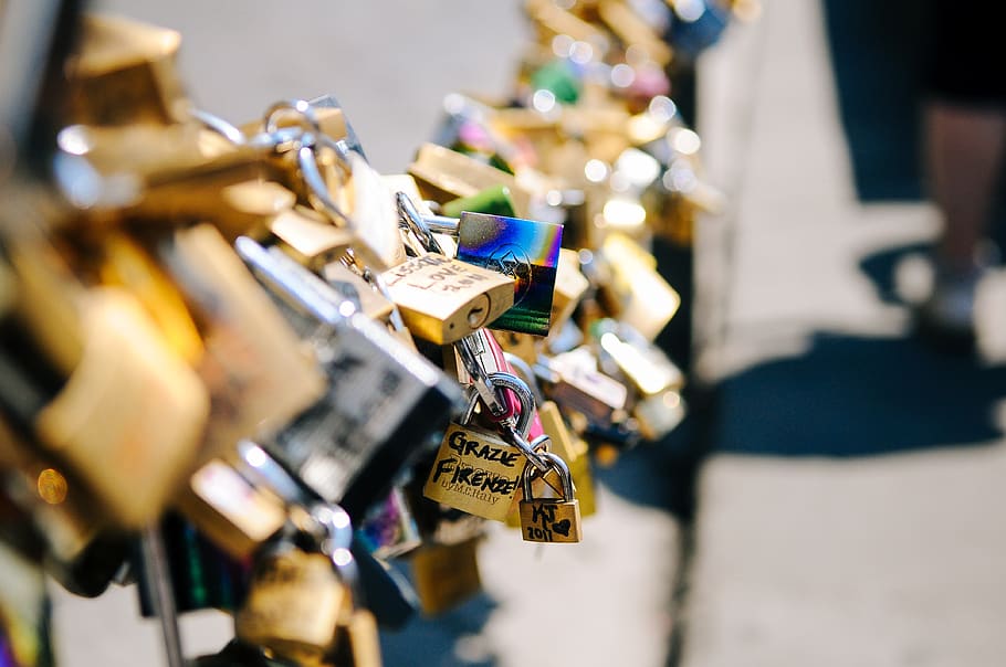 Brass-colored and Gray Metal Padlock Lot, bolt, chain, connected HD wallpaper