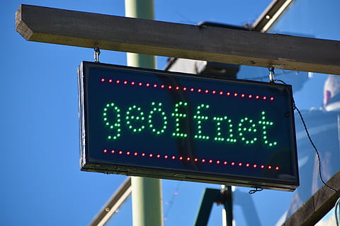 geoffnet LED signage, am hafen 53, germany, glückstadt, scoreboard HD wallpaper