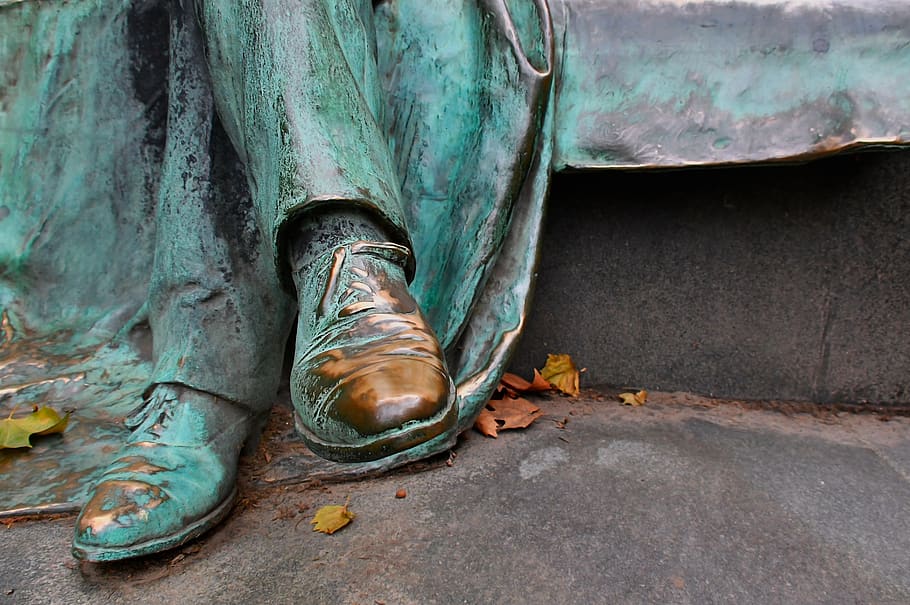 statue, bronze, shoe, green, bright, glow, patina, ancient HD wallpaper
