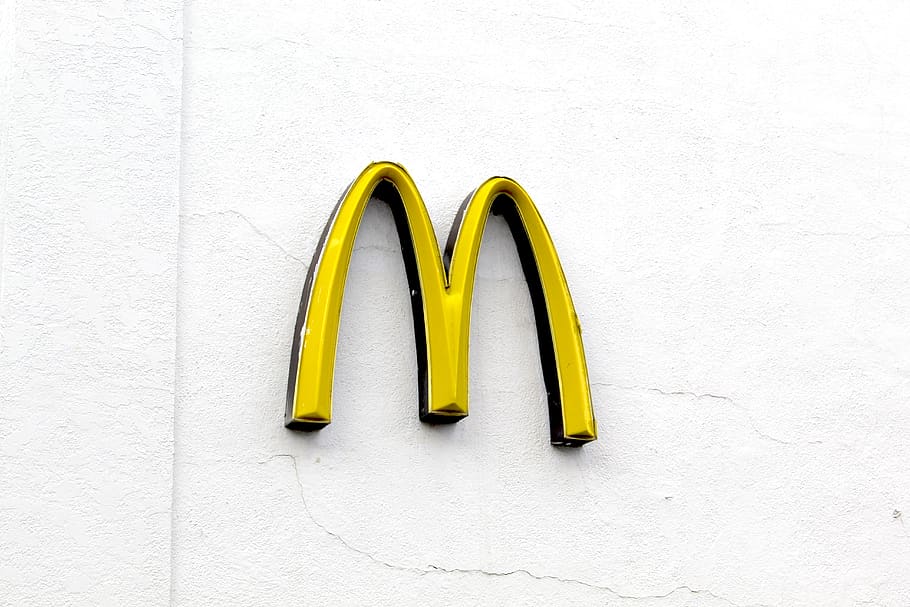 yellow McDonald logo, wall - building feature, no people, side by side HD wallpaper