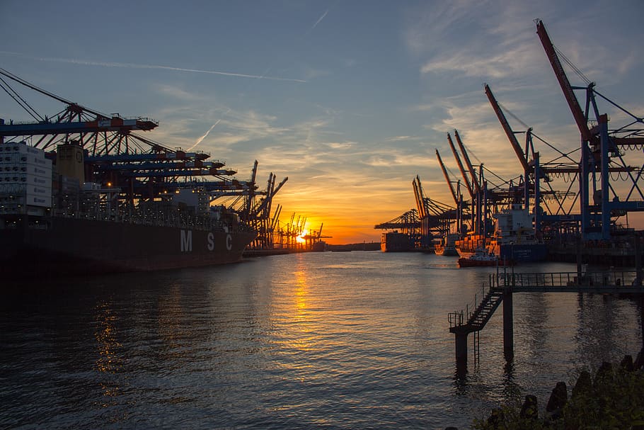 Low Saturated Photo of Oil Rig during Golden Hour, boats, cargo container HD wallpaper