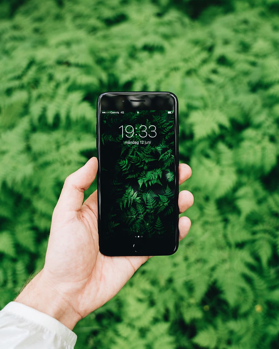 apple, jet black, depth, hand, hold, green, nature, iphone HD wallpaper