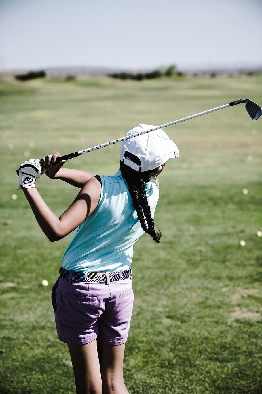 Woman Playing Golf, ball, course, fun, golf club, golf course HD wallpaper