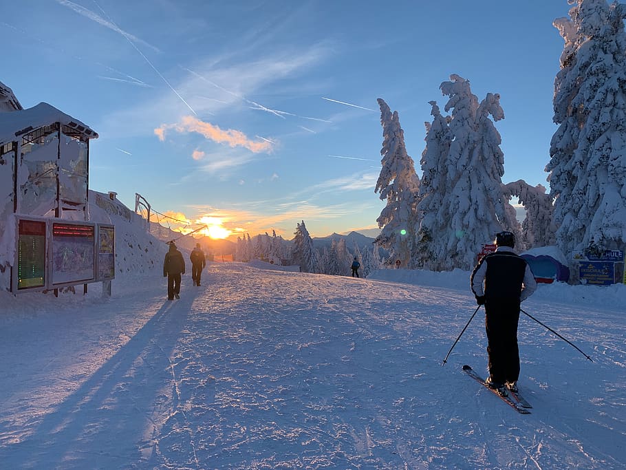 person skiing, winter, cold temperature, snow, real people, sky HD wallpaper