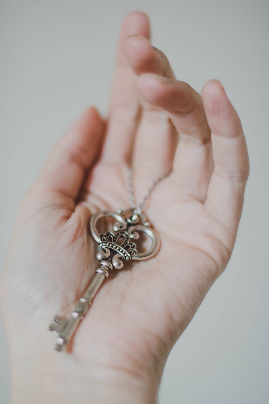 Person Holding Silver-colored Skeleton Key, design, fingers, hand, HD wallpaper