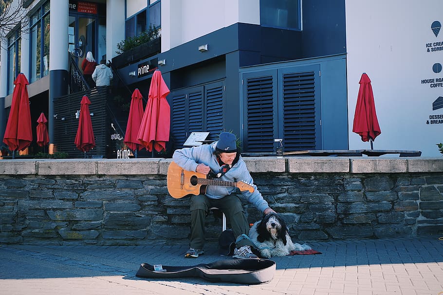 man playing guitar, full length, real people, building exterior HD wallpaper
