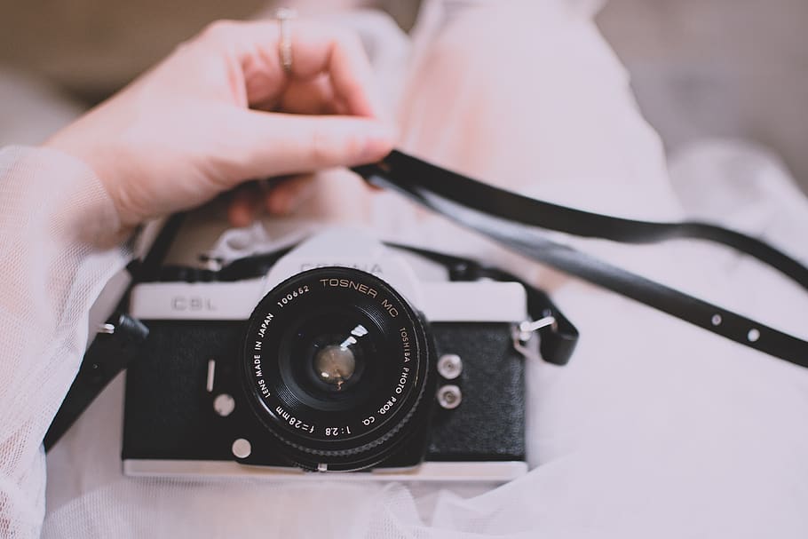 Black and White Camera on Person's Lap, Analogue, aperture, blur HD wallpaper