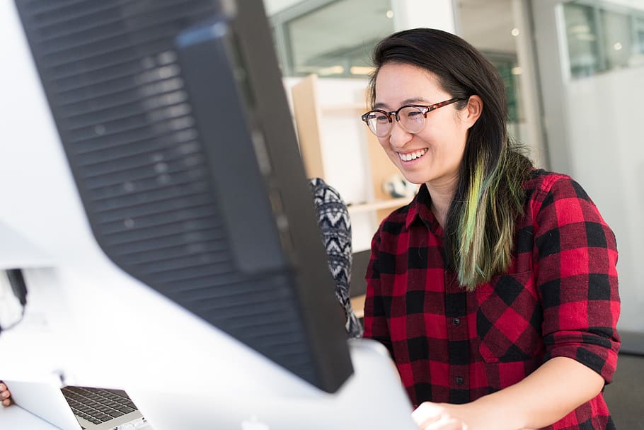 Woman Facing Computer Monitor, eyeglasses, facial expression, HD wallpaper