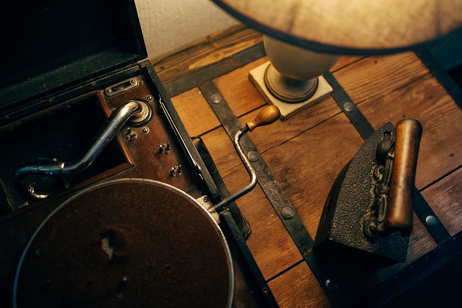 turntable by table lamp, furniture, desk, electronics, computer HD wallpaper