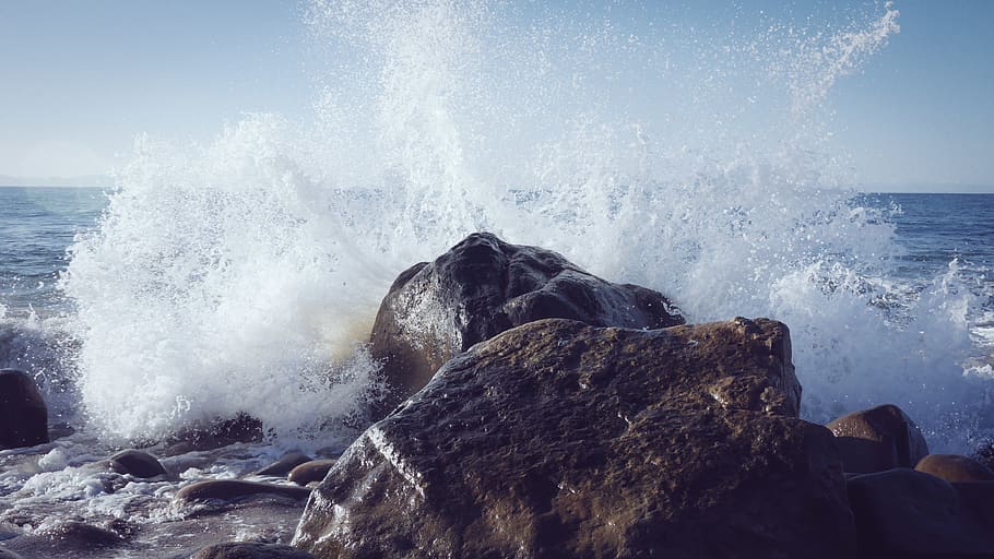 seashore splashed on rock during daytime, water, rock - object HD wallpaper