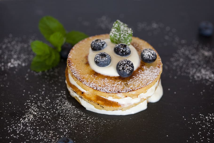 Brown and White Biscuit, berries, blueberries, cake, cream, food HD wallpaper